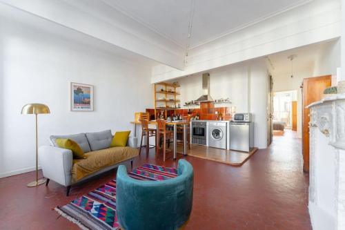 Superbe appart, central, petit balcon & vue Place