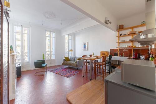 une cuisine et un salon avec une table et des chaises dans l'établissement Superbe appart, central, petit balcon & vue Place, à Marseille