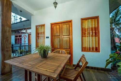 Hotel Athina & Restaurant في تشيلو: طاولة خشبية مع نبات الفخار فوق الغرفة