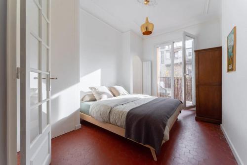 Posteľ alebo postele v izbe v ubytovaní Superbe appart, central, petit balcon & vue Place