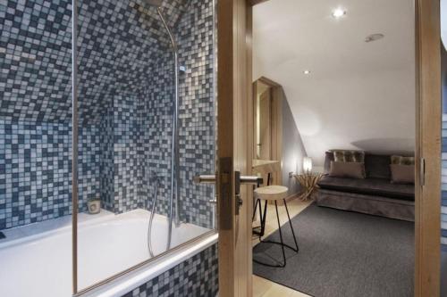 bagno con doccia e porta in vetro di Lickfold Manor - Luxury home with swimming pool a Lurgashall