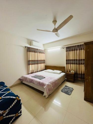 een slaapkamer met een bed en een plafondventilator bij Private Room near Istanbul Airport 5 in Arnavutköy