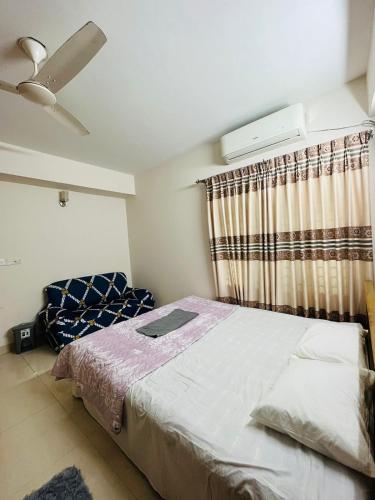 een slaapkamer met een bed en een plafondventilator bij Private Room near Istanbul Airport 5 in Arnavutköy