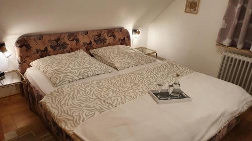 ein Schlafzimmer mit einem Bett und einem Tisch darauf in der Unterkunft *Weigelt - Ferienwohnung Issy in Greetsiel