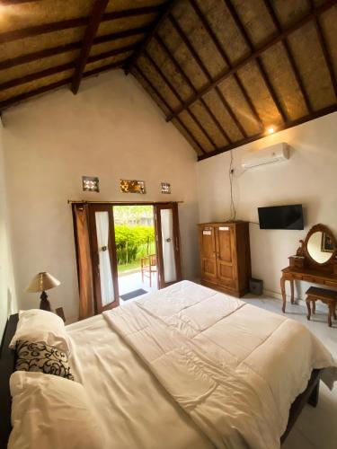 Postel nebo postele na pokoji v ubytování Kubu Indah Guest House