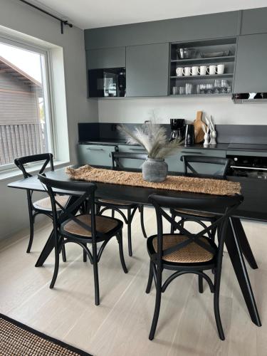 uma cozinha com uma mesa e algumas cadeiras e um fogão em Fjällglim36 em Sälen