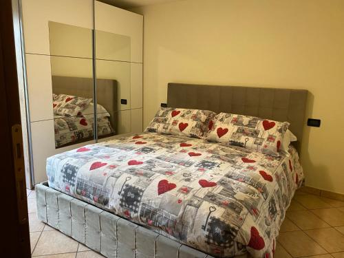 una camera con letto e specchio di Appartamento alpino a La Salle
