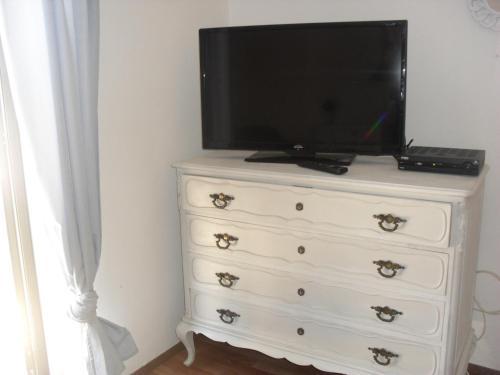 a dresser with a television on top of it at Monte dos Sabores in Lagos