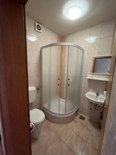La salle de bains est pourvue d'une douche, de toilettes et d'un lavabo. dans l'établissement PANSION KATA, à Međugorje