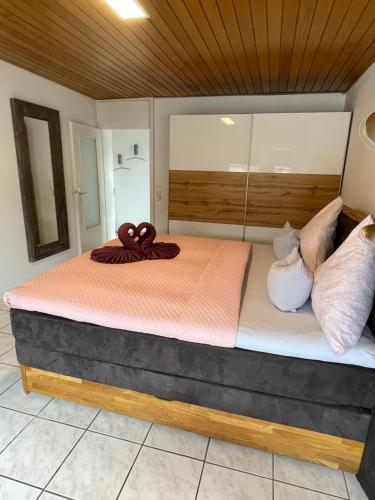 ein Schlafzimmer mit einem großen Bett mit einer Schleife darauf in der Unterkunft Wohnen beim Brotsommelier - Holzmichel in Darmstadt