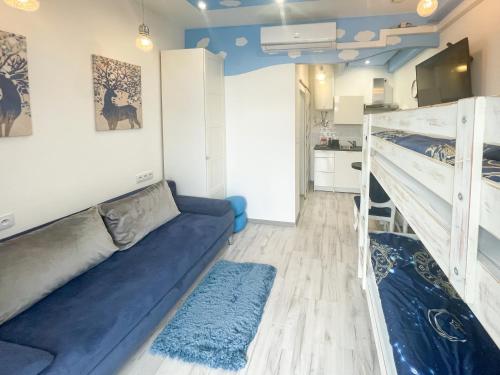ein Wohnzimmer mit einem Sofa und Etagenbetten in der Unterkunft Solne Apartamenty Luna in Wieliczka