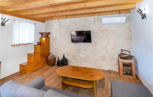 Televízia a/alebo spoločenská miestnosť v ubytovaní Stunning Home In Mliniste With Wifi