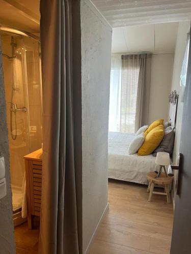 une petite chambre avec un lit et une fenêtre dans l'établissement Chambres d'hôtes Marylou, à Valensole