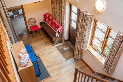 vista sul soffitto di un soggiorno con divano di 3-Bed Lodge with direct access to the Tarka trail a Great Torrington