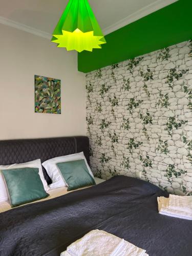 een slaapkamer met 2 bedden en een groen plafond bij Aleksandras Διαμερίσματα in Ioannina