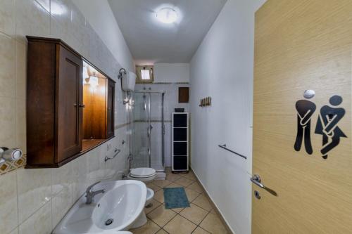 y baño con lavabo, aseo y ducha. en casa al mare Ippolito, en Santa Maria di Castellabate