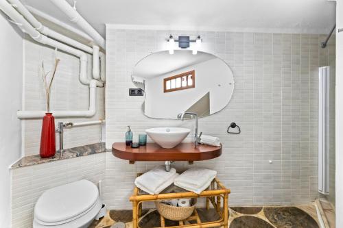 a bathroom with a sink and a toilet at KORÉ aljibe in Tías