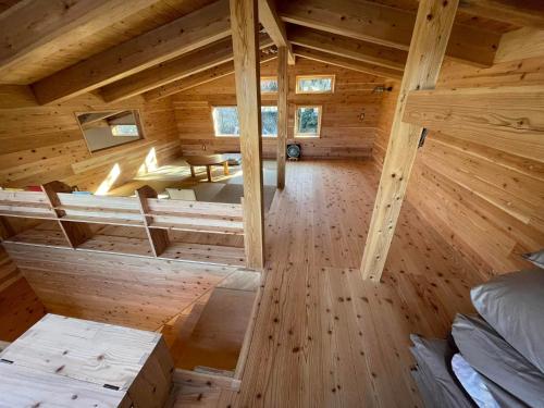 - une vue sur le plafond d'une cabine dotée de murs en bois et de parquet dans l'établissement 青い空と白い龍, à Minami Aso