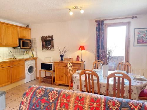 une cuisine avec une table et une salle à manger dans l'établissement Appartement T2 au centre de Samoëns avec balcon, parking et accès navette ski. - FR-1-624-20, à Samoëns
