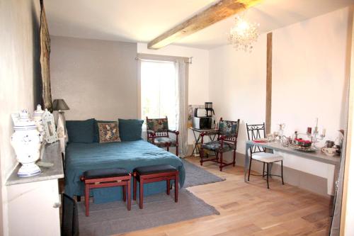 une chambre avec un lit, une table et des chaises dans l'établissement Château de Sainte Colombe sur Gand, à Sainte-Colombe-sur-Gand