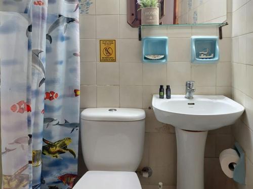 y baño con aseo y lavamanos. en Guesthouse Chryssoula, en La Canea