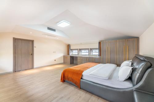 ein Schlafzimmer mit einem großen Bett in einem Zimmer in der Unterkunft Fancy Apartment in Suizhong
