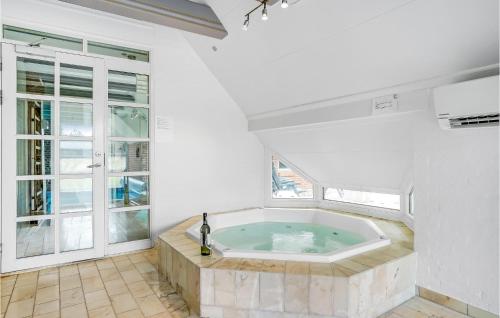 una vasca da bagno in una stanza con finestra di Stunning Home In Blvand With Kitchen a Blåvand