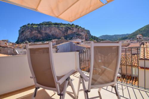 two chairs on a balcony with a view of a mountain at La Rosa dei Venti in Cefalù
