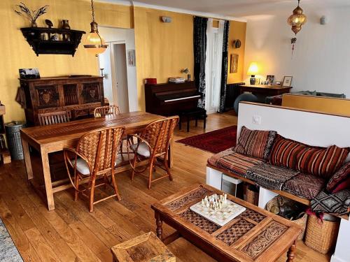 un salon avec une table et un canapé dans l'établissement Maison de charme à Montreuil, à 10mn de Paris, à Montreuil