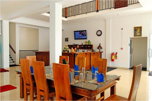 a dining room with a table and chairs at Ronaka Airport Transit Hotel in Katunayaka
