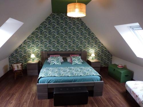 a bedroom with a bed with a green wall at Studio 2 ATELIER VINCI in Amboise