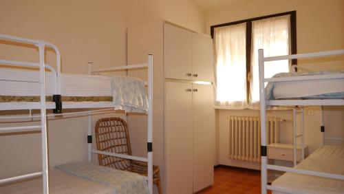 リド・ディ・スピーナにあるVilletta Raffaello 217の二段ベッド2台と窓が備わる客室です。