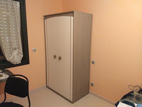 d'un meuble dans l'angle d'une pièce avec une chaise dans l'établissement Apartment in Saint-Genis, à Saint-Genis-Pouilly