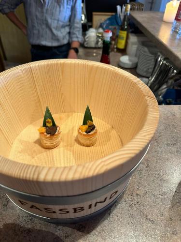 a basket with two small food dishes on it at Hotel Fassbind Beausite in Beatenberg