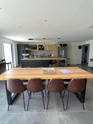 Photo de la galerie de l'établissement Maison de 200 m2, 5 minutes à pieds de la plage de Luzéronde, à LʼHerbaudière