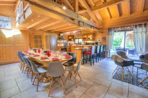 una sala da pranzo e una cucina con tavolo e sedie di Anna - Chalet - BO Immobilier- Châtel -remises sur les forfaits de skis Châtel ou Portes du soleil a Châtel