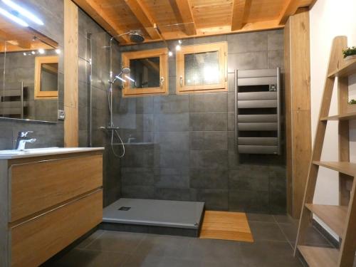 a bathroom with a shower and a sink at SUPERBE DEMI CHALET LUXUEUX 120M² 8 Personnes à SALLANCHES. in Sallanches