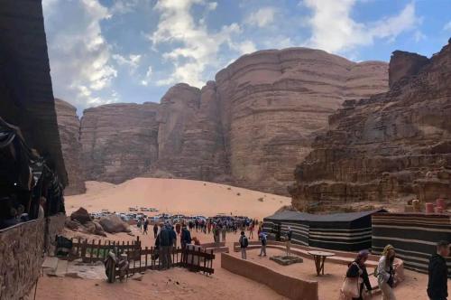 un grupo de personas en el desierto cerca de una montaña en Bubble camp 2 en Wadi Rum