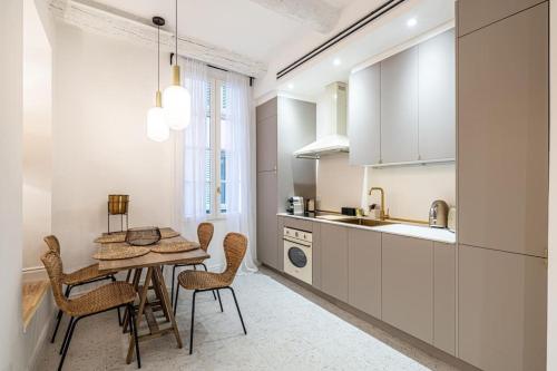 une cuisine avec une table et des chaises dans une pièce dans l'établissement Chez Collette - Luxury in the Old Nice, à Nice