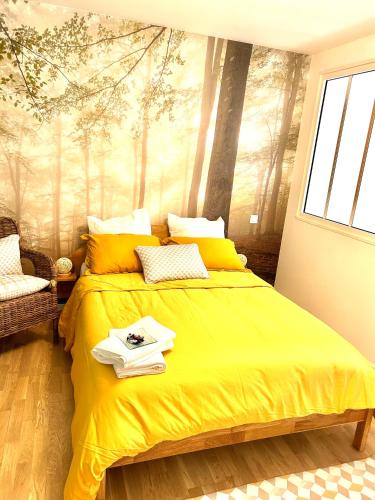 - une chambre avec un lit jaune et une fresque murale sur les arbres dans l'établissement Cocon cosy hypercentre bordeaux, à Bordeaux