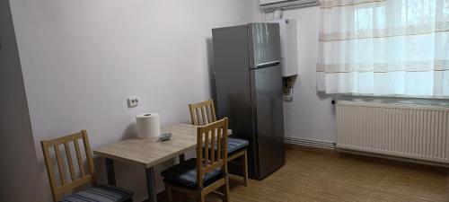 Il comprend une cuisine équipée d'une petite table et d'un réfrigérateur. dans l'établissement Apartament Faleza Nord, à Constanţa