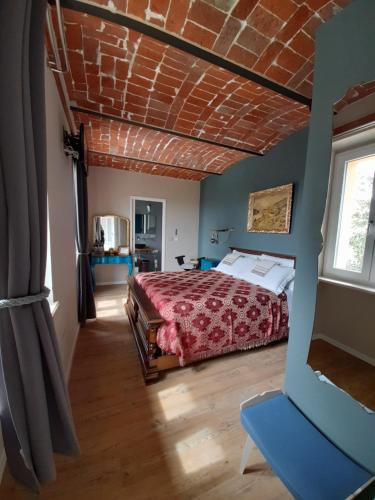 的住宿－Helix 1912，一间卧室设有一张床和砖砌天花板