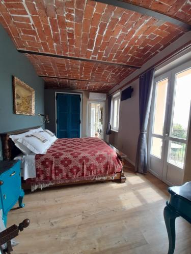 a bedroom with a bed with a red bedspread at Helix 1912 in Bric Gallo