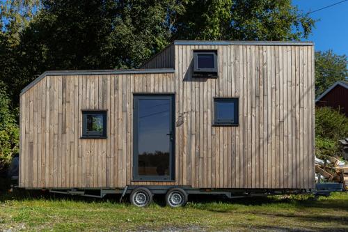 ein kleines Haus auf Rädern auf einem Anhänger in der Unterkunft Tiny House in the countryside in Årnes