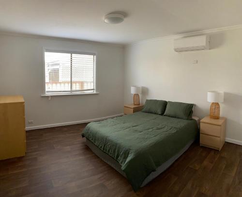 Un dormitorio con una cama verde y una ventana en Country retreat, 