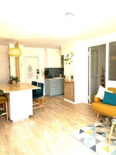 une cuisine et un salon avec une table et des chaises dans l'établissement Cocon cosy hypercentre bordeaux, à Bordeaux