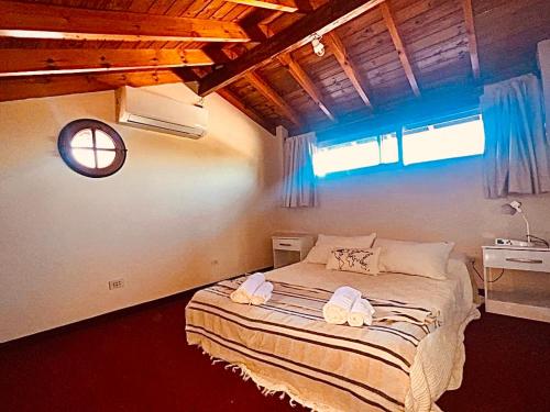 1 dormitorio con 1 cama con 2 toallas en Cálido departamento en Tigre en El Talar de Pacheco