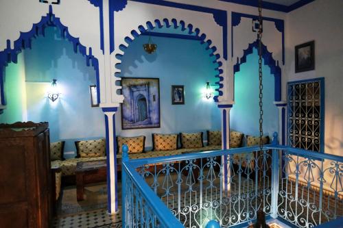 - un salon avec des murs bleus et un canapé dans l'établissement Riad Nerja, à Chefchaouen
