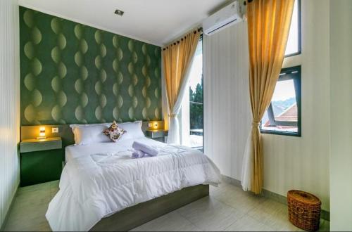 1 dormitorio con cama grande y ventana grande en Vila Keluarga Syariah Mawar 82, Dago Resort 4BR dengan Privat Pool BBQ dan Rooftop, en Bandung