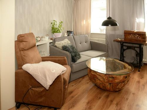 uma sala de estar com um sofá e uma mesa de centro em Vintagetraum em Gevelsberg